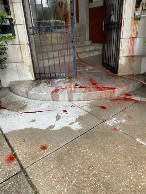 Con Pintura Roja Vandalizan La Casa Del Embajador De Colombia En