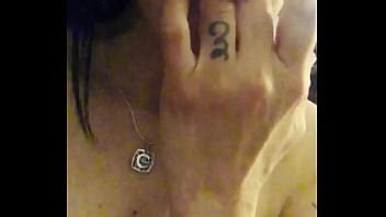 Milf Juega Con Su Co O Mojado Mientras Su Marido Est En La Otra Habitaci N Xvideos