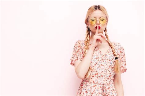 Jeune Belle Femme Souriante En Robe D été à La Mode Sexy Femme Blonde Insouciante Posant Près Du