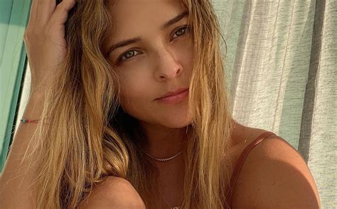 Grettell Valdez luce más joven que nunca posando en colorido bikini Fama