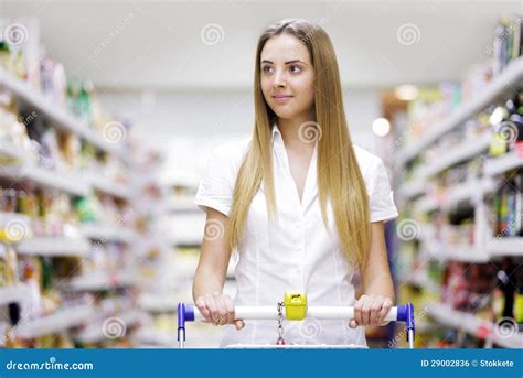 Blonde Hermoso En El Supermercado Foto de archivo Imagen de alegre almacén