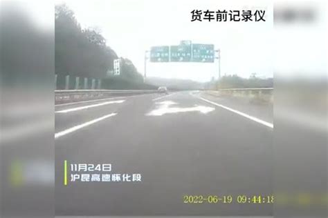 前车错过路口强行变道骤停，货车避让不及追尾侧翻