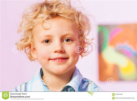 Glimlachende Gelukkige Blonde Jongen Met Krullend Haar Stock Foto Image Of Blij Kijk 64494462