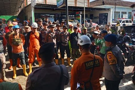 Longsor Banjir Lumpur Terjadi Di Sumedang Syifa Dan Dini Menghilang