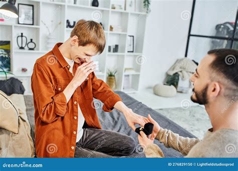Un Hombre Gay Muy Feliz Cubriendo La Boca Con Foto De Archivo Imagen De Boda Positivo