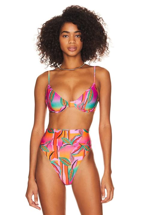 6 Hot Sexy Camilla Santana Bikini Pics