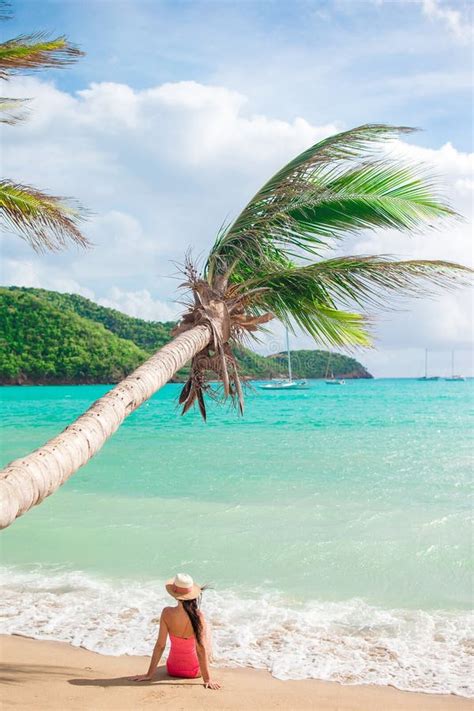 Mujer Delgada Joven En El Sombrero Del Bikini Y De Paja Que Miente En La Playa Tropical Muchacha