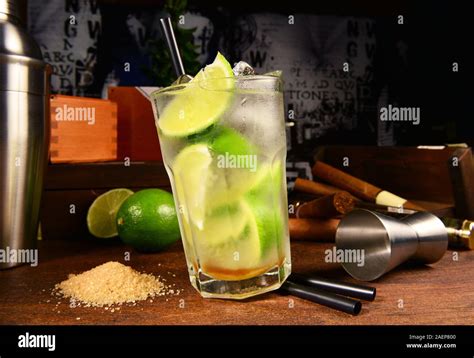 Barman caipirinha fotografías e imágenes de alta resolución Alamy