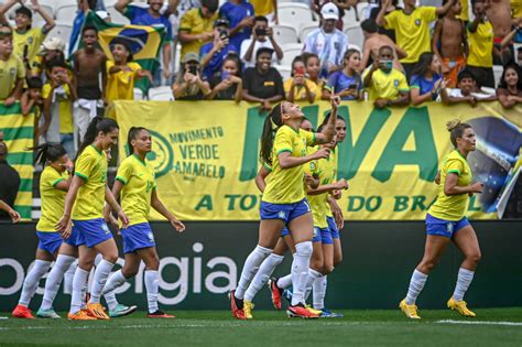 Seleção Feminina vira duas vezes contra Japão e vence por 4 a 3