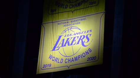 Lakers unveil banner while LeBron James, Anthony Davis nurse injuries