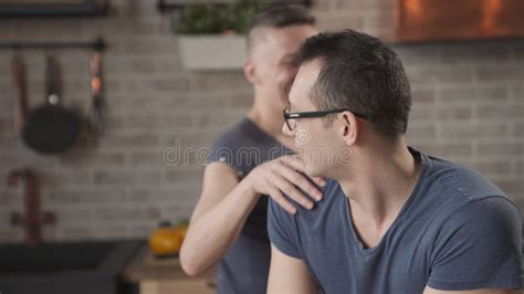 Retrato De Dos Hombres Gay Lindos Almacen De Video Vídeo de raro amor