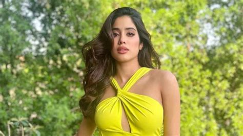 Janhvi Kapoor Hot Photos ఎల్లో టైట్ ఫిట్ డ్రెస్‌లో జాన్వీక‌పూర్ హాట్ షో Janhvi Kapoor Looks