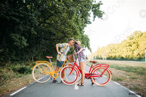 Pareja De Amor Con Bicicleta Vintage Caminando En El Parque Foto De