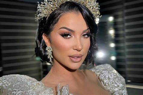 FOTO Roza Lati tregon trupin dhe tatuazhet ndërsa bën dush me bikini lexo al