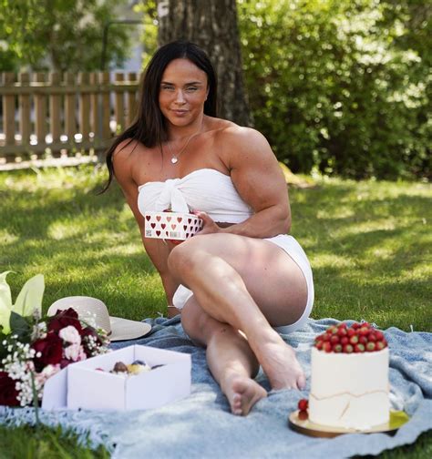 Melinda Lindmark : r/musclegirlsflexing
