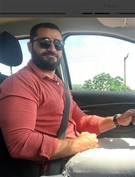 Sexy e estiloso 12 looks do jornalista Marcelo Cosme Guia Gay São Paulo