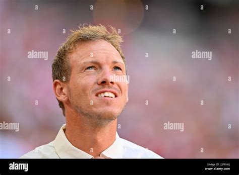 Trainer Julian Nagelsmann FC Bayern München FCB Portrait Look up