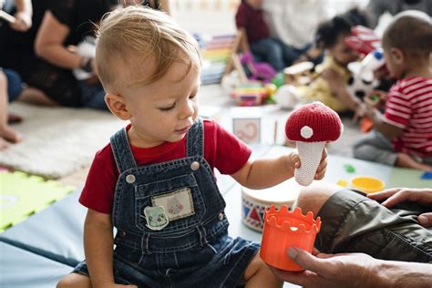 Laisser son bébé à la crèche à la nounou et bien le vivre