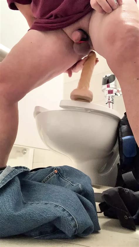 Wsta Nago I Pieprzy Mojego Dildo W Publicznej Toalecie Xhamster