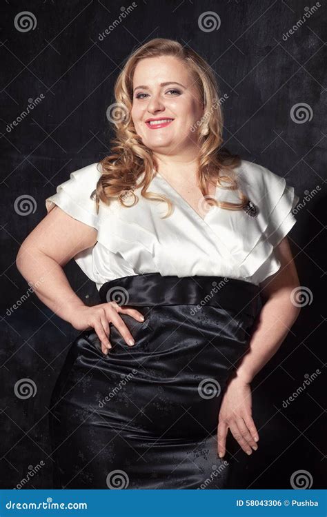 Jeune Belle Femme Blonde Grosse Photo Stock Image Du Coiffure Peinture