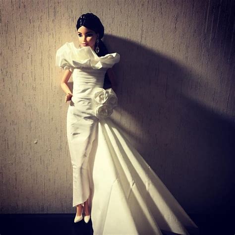 Мастер создает свадебные платья для своих кукол Барби, используя ...