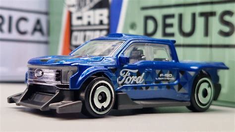 Машинка Базова Hot Wheels Ford F 150 Lightning Custom Hot Trucks 1 64 HKG66 Blue купити в