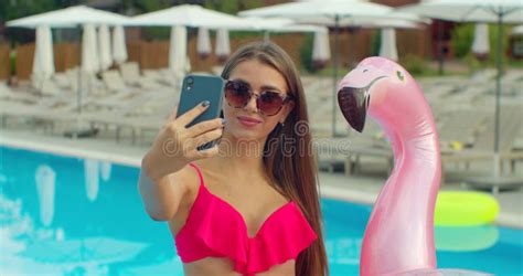 Garota Biquíni Fazendo Fotos Na Praia Garota De Verão Tira Selfie Na