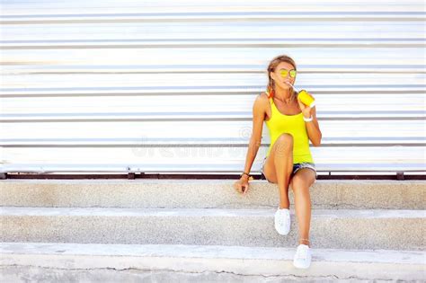 Mujer De La Moda Que Presenta Sobre La Pared Blonde De Moda Sonriente D Foto De Archivo Imagen