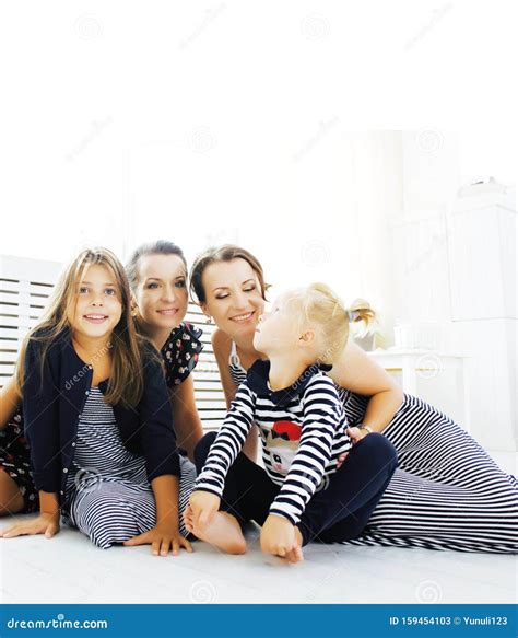 Le Sorelle Mature Si Gemono A Casa Con La Figlia Piccola La Famiglia Felice Si Sorride Da