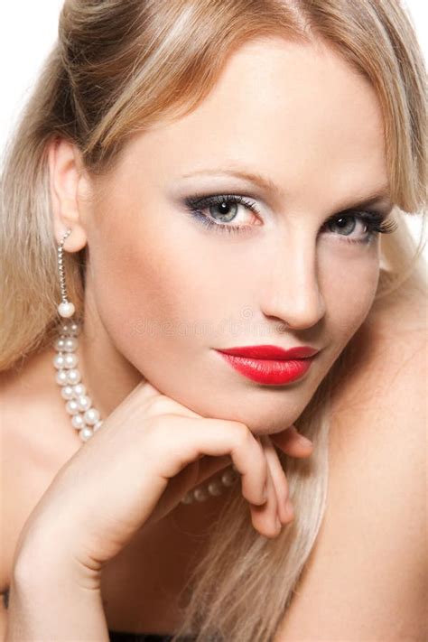Schöne Blonde Frau Mit Den Roten Lippen Stockbild Bild von wimpern sauber 23250311