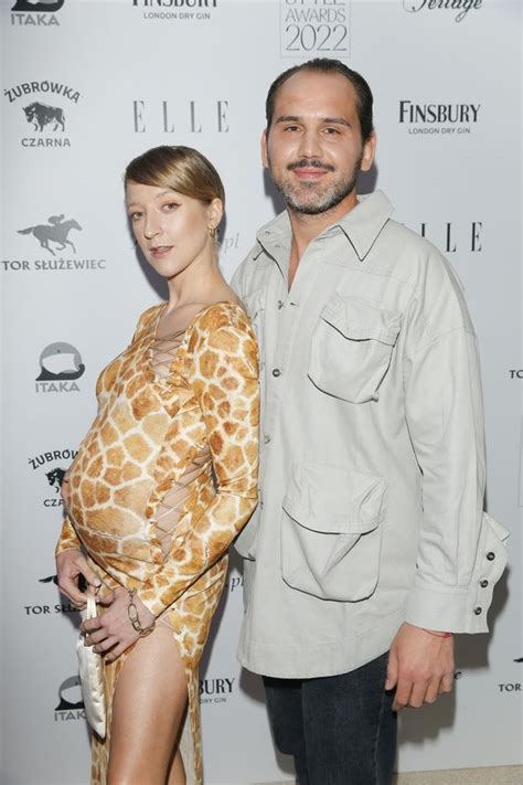 Lara Gessler pozuje w bikini eksponując ciążowy brzuch przed lustrem FOTO Pudelek