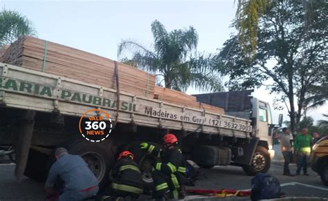 Motociclista Atropelado Por Caminh O Na Rodovia Oswaldo Cruz Em