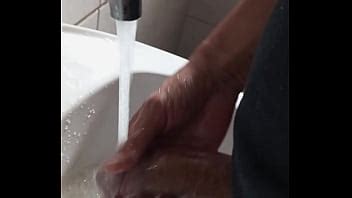 Tarado Limpando O Pau No Banheiro Da Empresa XVIDEOS