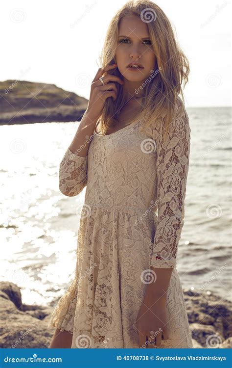 Manierfoto Van Het Mooie Blonde Meisje Stellen Op Strand Stock Foto Image Of Zomer Kant