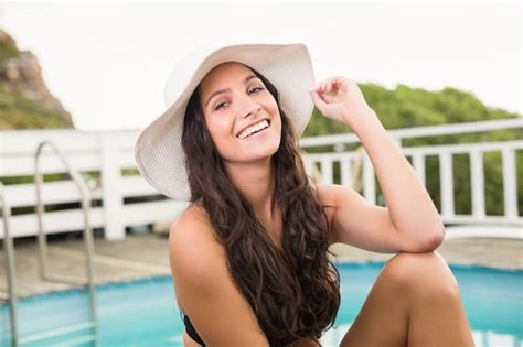 Belle femme en bikini se détendre au bord de la piscine Photo Premium