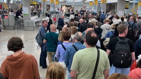 Bis Zu Minuten Wartezeit An Der Sicherheitskontrolle Am Flughafen