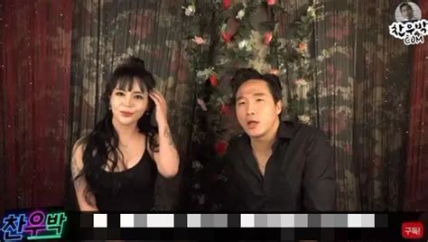 Thuê hot girl phim về để làm clip ăn sushi không mặc gì trên sóng nam YouTuber bị ném đá