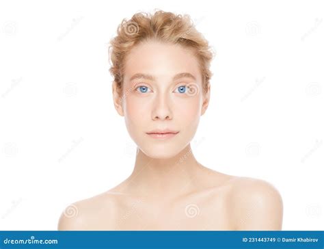 Jonge Blonde Blauw Vrouwtje Zonder Naakte Schouders Terwijl Ze Aan De Rand Van De Afgrond