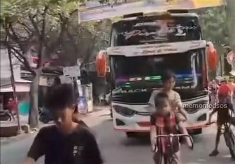 Viral Video Detik Detik Bocah Terlindas Bus Saat Berburu Klakson