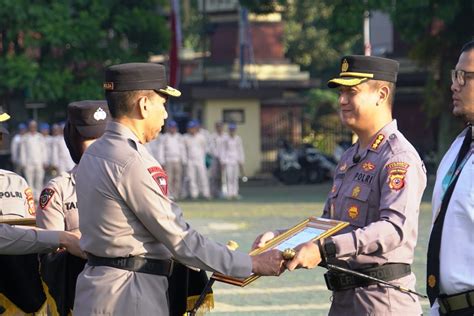 Kapolda Jabar Beri Penghargaan Kepada Personel Polda Jabar Y