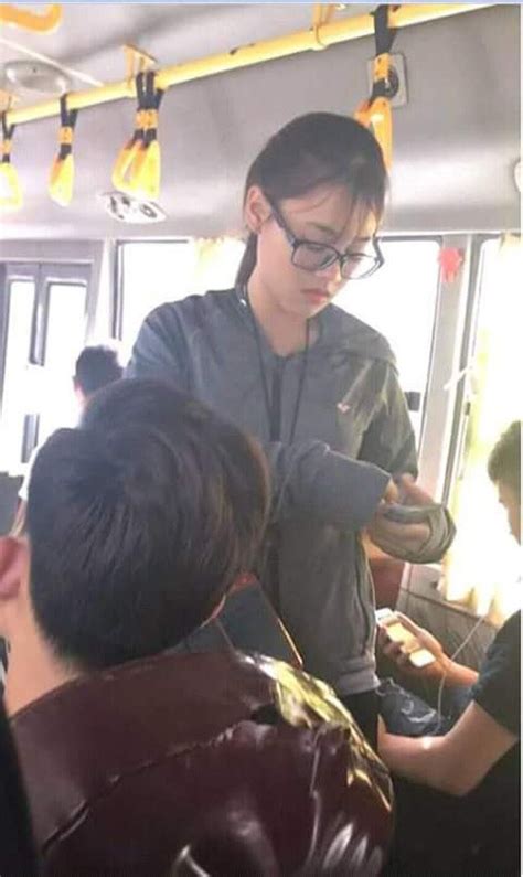 Hot girl soát vé xe buýt tuyến Tế Tiêu Mỹ Đình khiến các cao nhân xắn tay áo truy tìm info