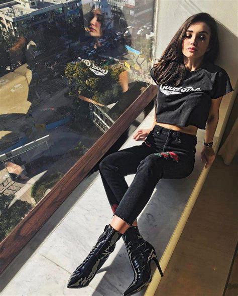 EXTREMELY HOT British Girl Exposing In BIKINI Showing Cl