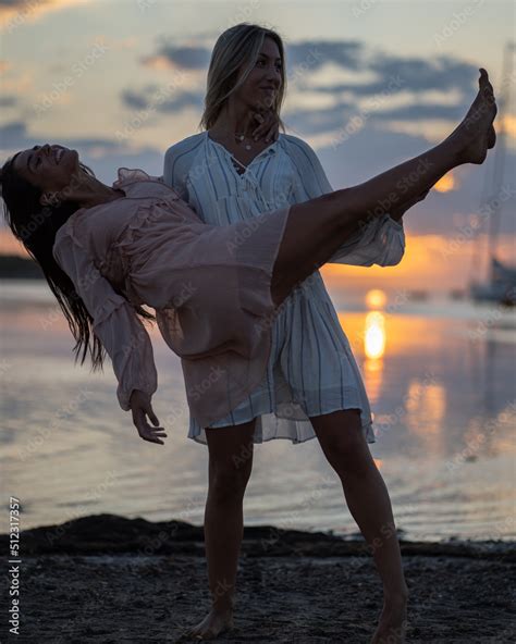 Dos chicas pasando un dia en la playa en bikini y traje de baño Stock Photo Adobe Stock