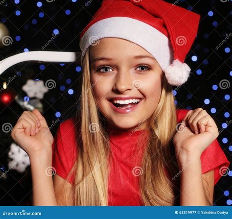 Photo De Noël De Petite Fille Blonde Mignonne Dans Le Chapeau De Santa Et La Robe Rouge Image