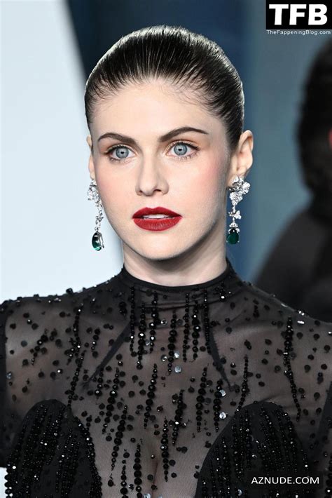 Alexandra Daddario Sexy Seen Flaunting Her Hot Cleavage At The Vanity Fair Oscar Party In