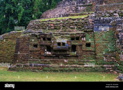 Lamanai Mayan ruins in Belize Stock Photo - Alamy