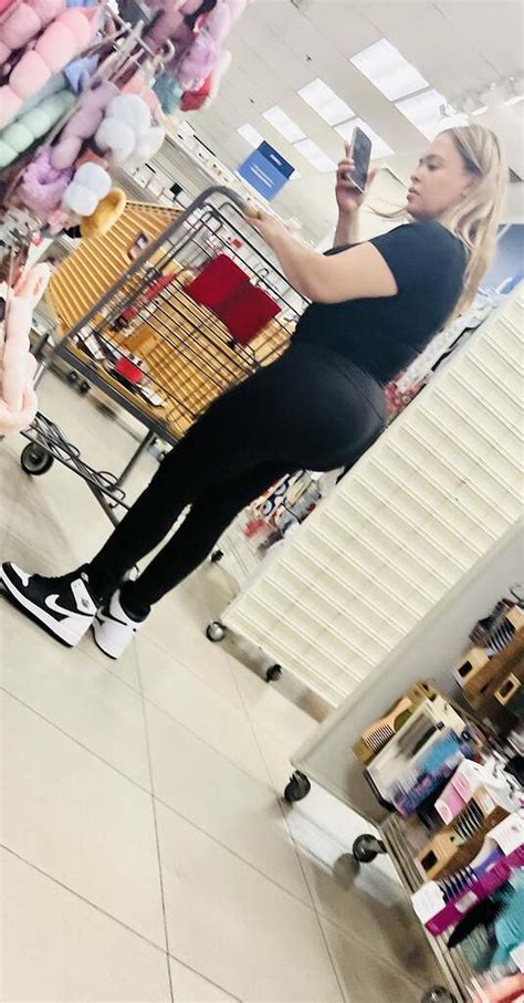 BBL Latina Loving The Attention VPL Faceshots OC Spandex Leggings Yoga Pants Forum