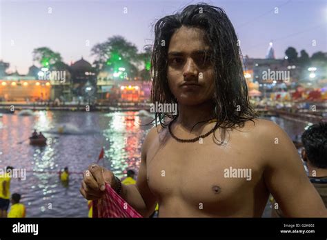 Sadhu Joven Despu S De Ba Arse En El R O Shipra Ghats En Sunrise Shahi