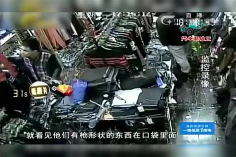 六名男子冲进服装店，将男店员按倒在地猛踹头部，监控记录全程监控头部男子