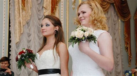 Prima casătorie între două persoane de acelaşi sex din Rusia